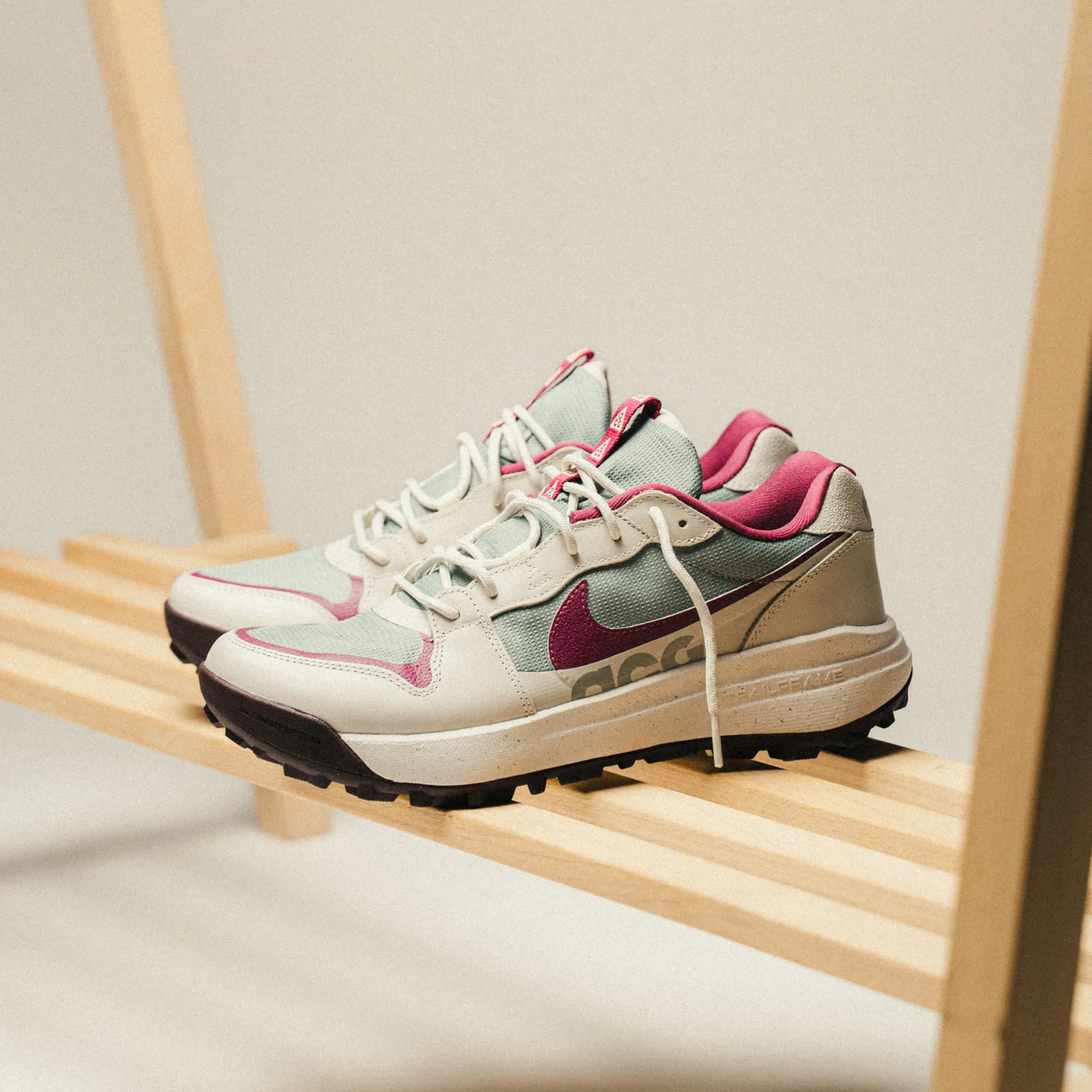 Nike - ACG Lowcate (grey / pink)